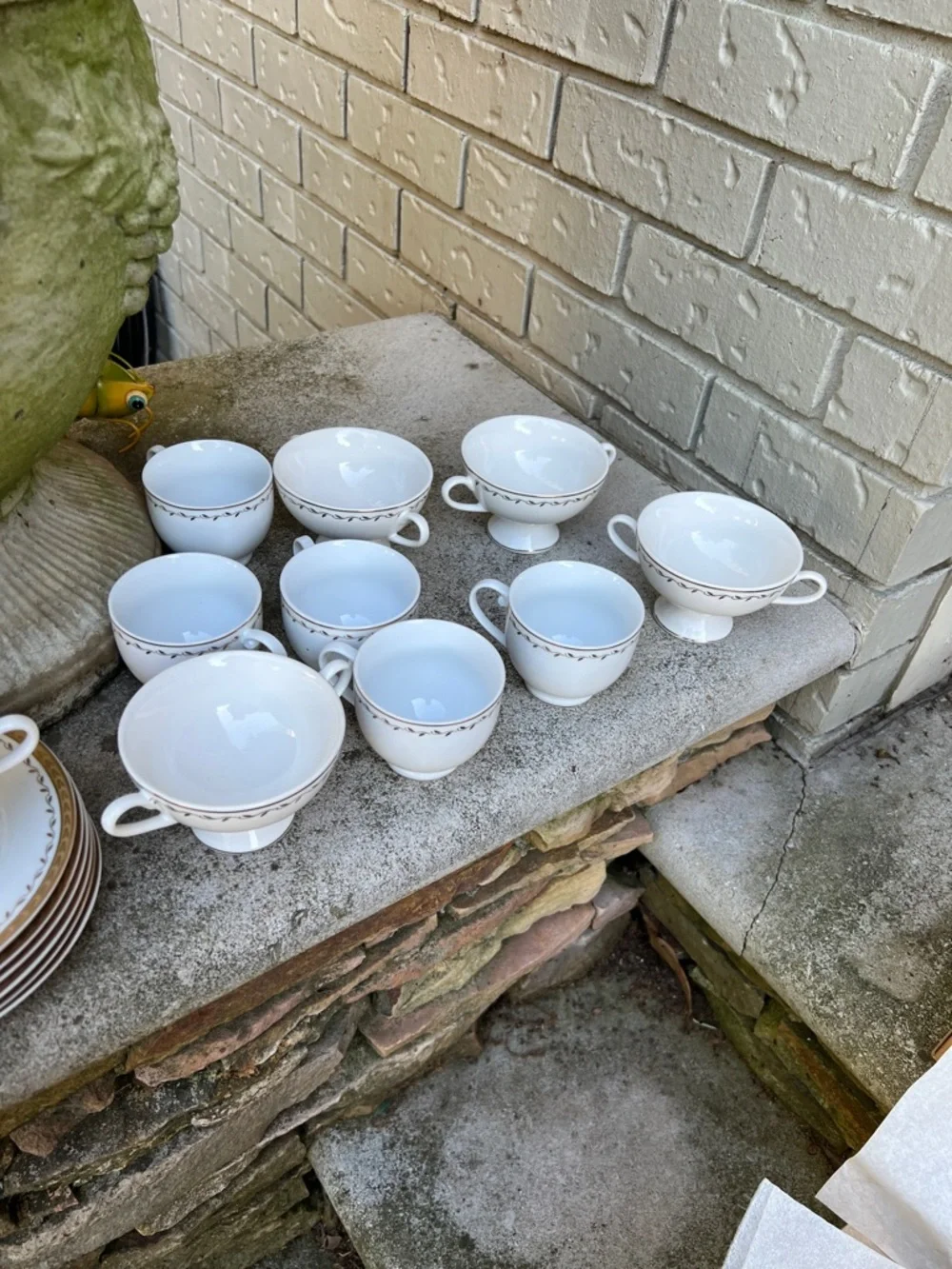 Mary Carol Classic China Gold-Trim Dinnerware Set - Elegant White and Gold
